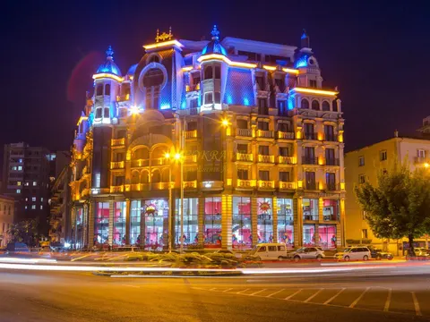 Новый дом в центре города у канатной дороги. Квартиры с видом на море и на город.
