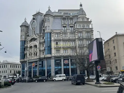 Новый дом в центре города у канатной дороги. Квартиры с видом на море и на город.