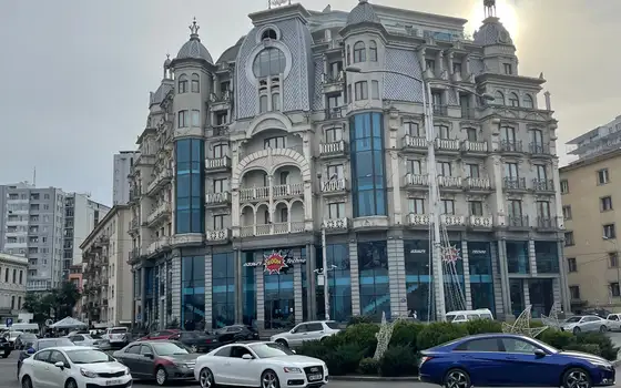 Новый дом в центре города у канатной дороги. Квартиры с видом на море и на город.
