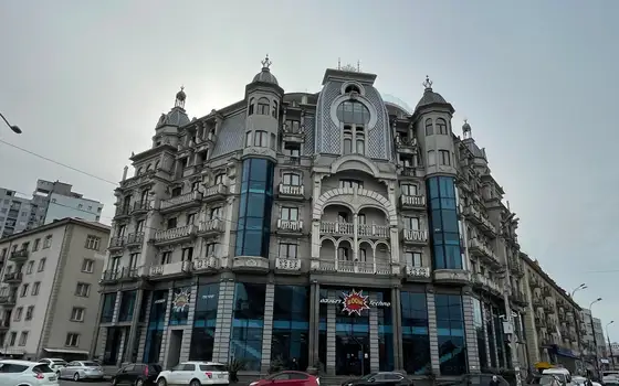 Новый дом в центре города у канатной дороги. Квартиры с видом на море и на город.