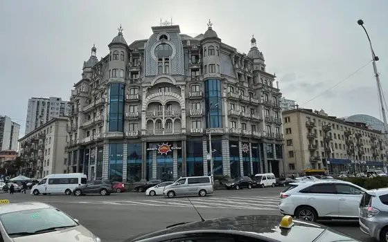 Новый дом в центре города у канатной дороги. Квартиры с видом на море и на город.