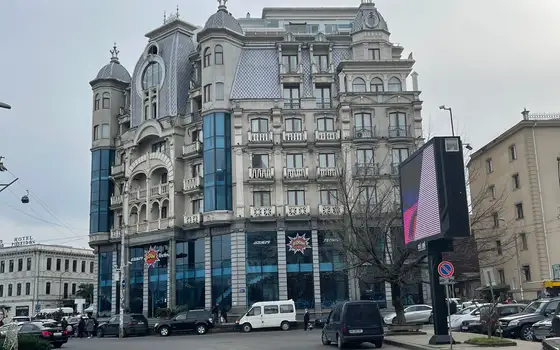 Новый дом в центре города у канатной дороги. Квартиры с видом на море и на город.