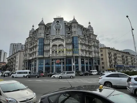 Новый дом в центре города у канатной дороги. Квартиры с видом на море и на город.