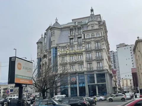 Новый дом в центре города у канатной дороги. Квартиры с видом на море и на город.