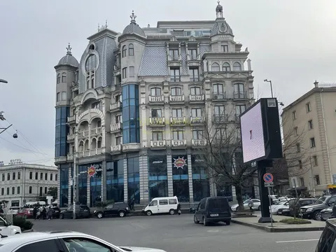 Новый дом в центре города у канатной дороги. Квартиры с видом на море и на город.