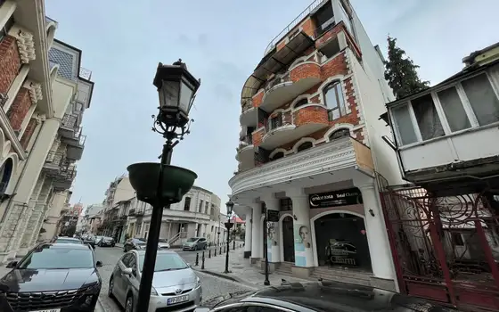 5 этажный жилой дом у плошади Пьяцци в старом Батуми. Квартиры у моря в центре города.