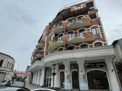 5 этажный жилой дом у плошади Пьяцци в старом Батуми. Квартиры у моря в центре города.