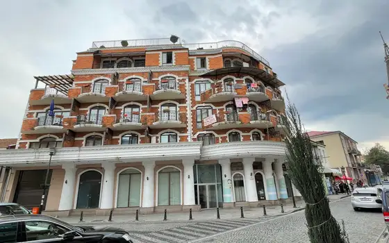 5 этажный жилой дом у плошади Пьяцци в старом Батуми. Квартиры у моря в центре города.