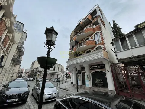 5 этажный жилой дом у плошади Пьяцци в старом Батуми. Квартиры у моря в центре города.