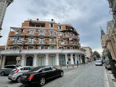 5 этажный жилой дом у плошади Пьяцци в старом Батуми. Квартиры у моря в центре города.