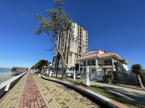 Новый жилой дом на берегу Черного море в Кобулети на улице Царицы Тамари. Квартиры с видом на море и на горы.