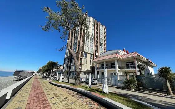 Новый жилой дом на берегу Черного море в Кобулети на улице Царицы Тамари. Квартиры с видом на море и на горы.