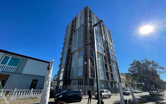 Новый жилой дом на берегу Черного море в Кобулети на улице Царицы Тамари. Квартиры с видом на море и на горы.