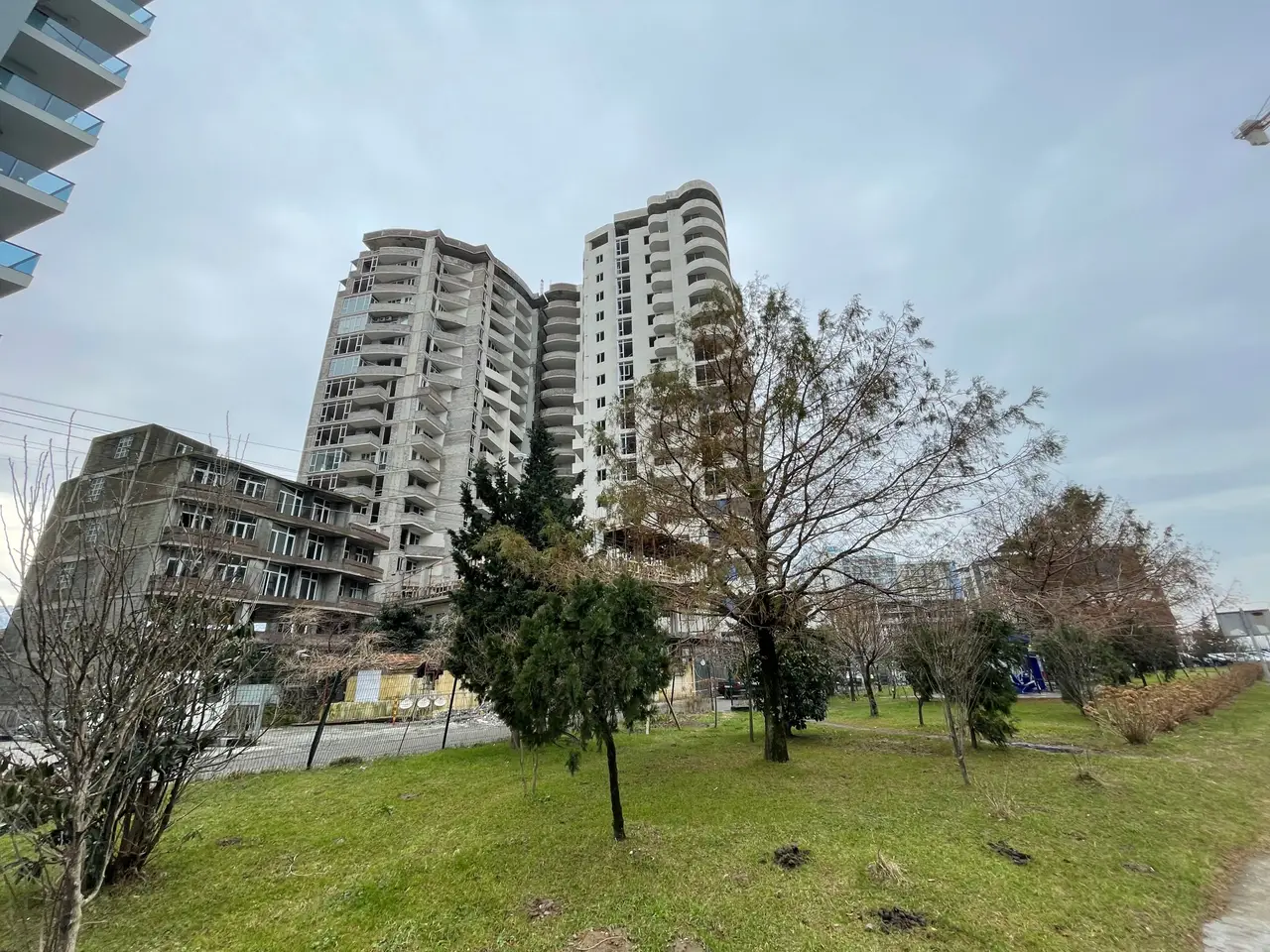 Новый жилой дом гостиничного типа на Новом бульваре города Батуми у аэропорта. Квартиры у моря с видом на море и на горы
