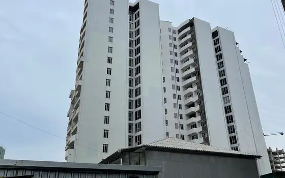 Новый жилой дом гостиничного типа на Новом бульваре города Батуми у аэропорта. Квартиры у моря с видом на море и на горы