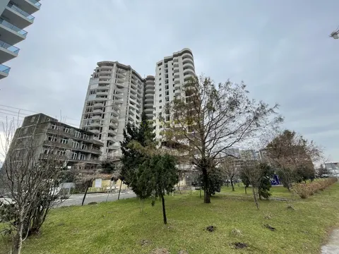 Новый жилой дом гостиничного типа на Новом бульваре города Батуми у аэропорта. Квартиры у моря с видом на море и на горы