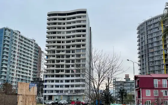 Новый жилой дом гостиничного типа на Новом бульваре города Батуми у аэропорта. Квартиры у моря с видом на море и на горы