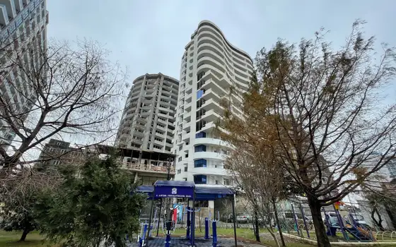 Новый жилой дом гостиничного типа на Новом бульваре города Батуми у аэропорта. Квартиры у моря с видом на море и на горы