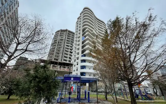 Новый жилой дом гостиничного типа на Новом бульваре города Батуми у аэропорта. Квартиры у моря с видом на море и на горы