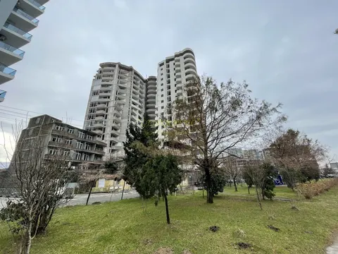 Новый жилой дом гостиничного типа на Новом бульваре города Батуми у аэропорта. Квартиры у моря с видом на море и на горы