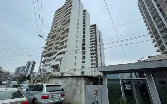 Новый жилой дом гостиничного типа на Новом бульваре города Батуми у аэропорта. Квартиры у моря с видом на море и на горы