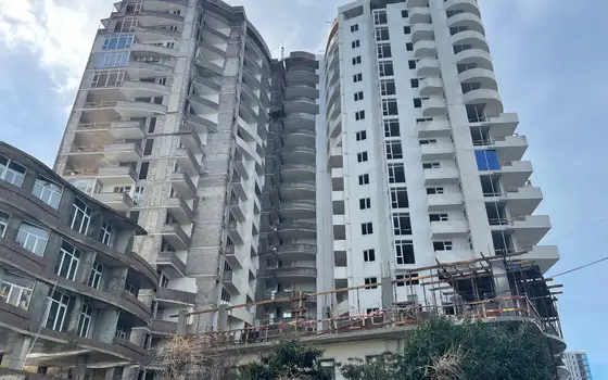 Новый жилой дом гостиничного типа на Новом бульваре города Батуми у аэропорта. Квартиры у моря с видом на море и на горы