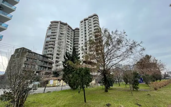Новый жилой дом гостиничного типа на Новом бульваре города Батуми у аэропорта. Квартиры у моря с видом на море и на горы