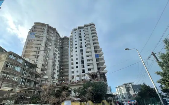 Новый жилой дом гостиничного типа на Новом бульваре города Батуми у аэропорта. Квартиры у моря с видом на море и на горы