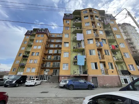 Новый Жилой дом у стадиона регби. Квартиры с видом на город и на горы.