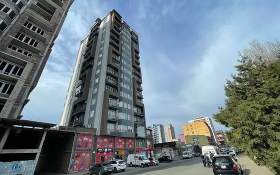 Новый 15 этажный жилой дом у оптового рынка. Квартиры с видом на город, на море и на горы на улице Агмашенебели.