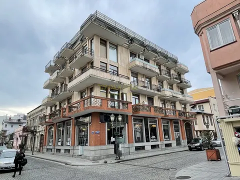 5 этажный жилой дом у площадь Пьяцци в старом Батуми. Квартиры у моря в центре города.