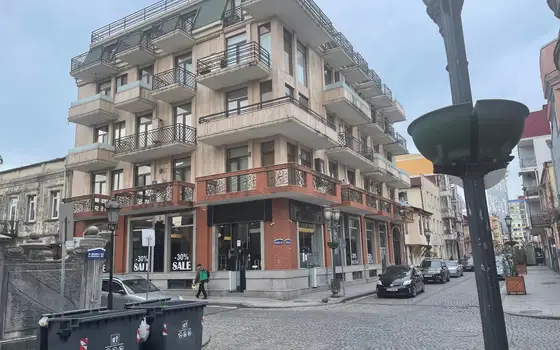 5 этажный жилой дом у площадь Пьяцци в старом Батуми. Квартиры у моря в центре города.