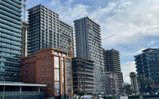 Новый 24-26 этажный жилой дом гостиничного типа ,,Айси Батуми" у моря в Батуми. Квартиры с видом на море и на город. Бат