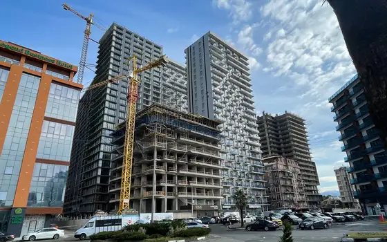 Новый 24-26 этажный жилой дом гостиничного типа ,,Айси Батуми" у моря в Батуми. Квартиры с видом на море и на город. Бат