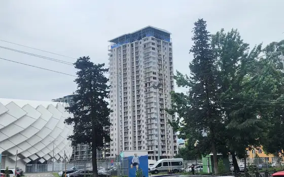 Новый 24 этажный жилой дом у футбольного стадиона. Квартиры с видом на стадион и на море. Батуми.