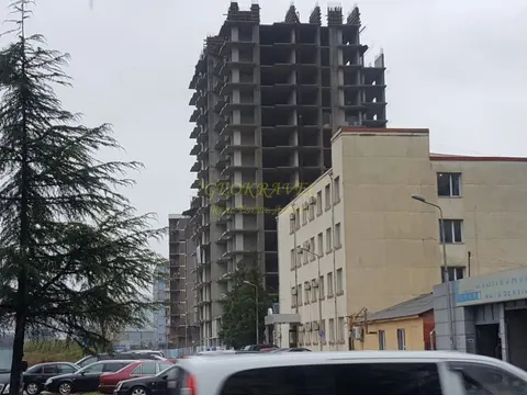 Новый 24 этажный жилой дом у футбольного стадиона. Квартиры с видом на стадион и на море. Батуми.