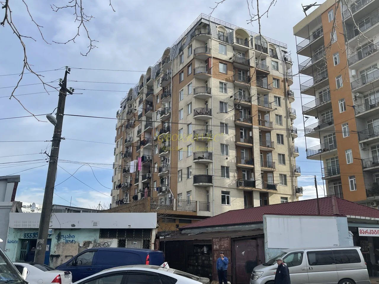 Новый Жилой дом у стадиона регби. Квартиры с видом на город и на горы.