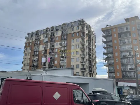 Новый Жилой дом у стадиона регби. Квартиры с видом на город и на горы.