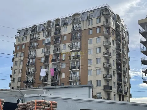 Новый Жилой дом у стадиона регби. Квартиры с видом на город и на горы.