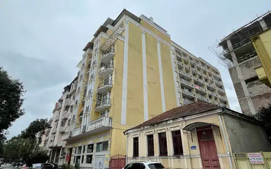 Новый дом ,, DS Важа-Пшавелав" центре города на улице Важа Пшавела в старом Батуми. Квартиры у Шератона.