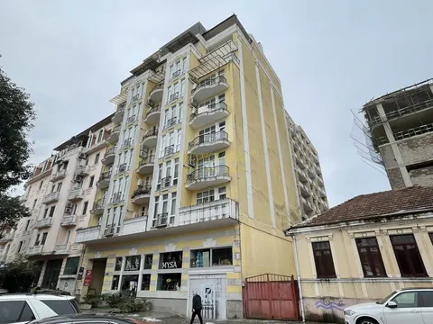 Новый дом ,, DS Важа-Пшавелав" центре города на улице Важа Пшавела в старом Батуми. Квартиры у Шератона.