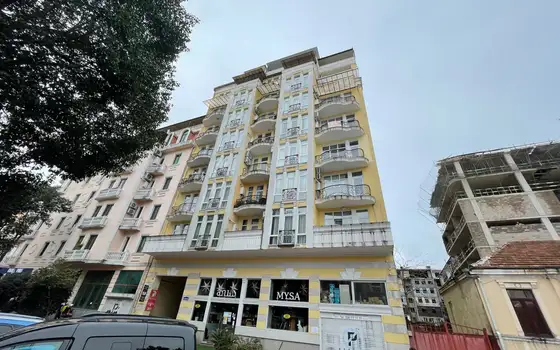 Новый дом ,, DS Важа-Пшавелав" центре города на улице Важа Пшавела в старом Батуми. Квартиры у Шератона.