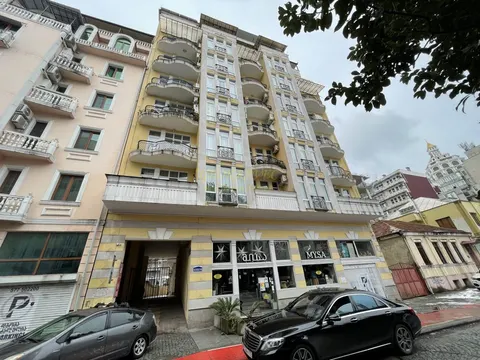 Новый дом ,, DS Важа-Пшавелав" центре города на улице Важа Пшавела в старом Батуми. Квартиры у Шератона.