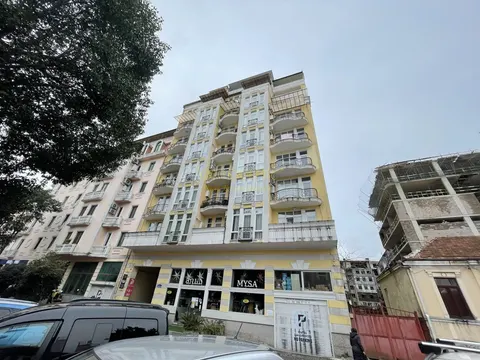Новый дом ,, DS Важа-Пшавелав" центре города на улице Важа Пшавела в старом Батуми. Квартиры у Шератона.