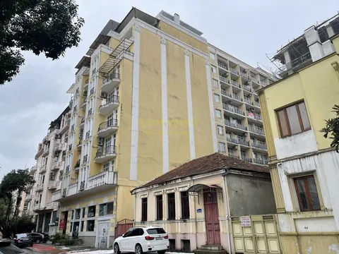 Новый дом ,, DS Важа-Пшавелав" центре города на улице Важа Пшавела в старом Батуми. Квартиры у Шератона.