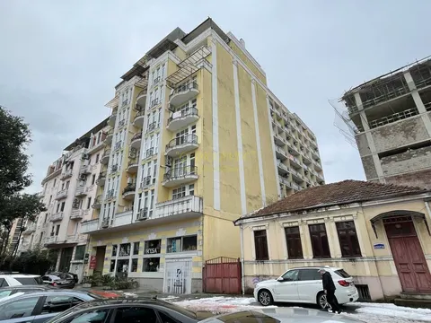 Новый дом ,, DS Важа-Пшавелав" центре города на улице Важа Пшавела в старом Батуми. Квартиры у Шератона.