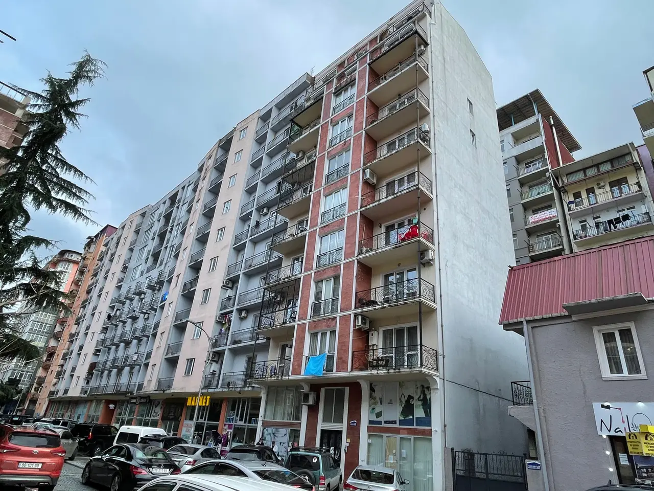 Новый 10 этажный жилой дом в центре города. Квартиры на улице Царя Парнаваза.