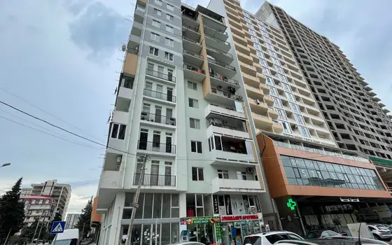 Квартиры в новом жилом доме с видом на город и на горы.