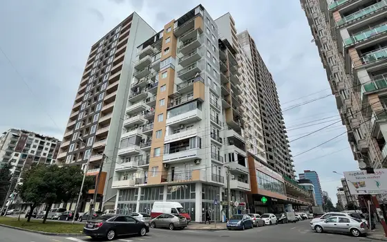 Квартиры в новом жилом доме с видом на город и на горы.