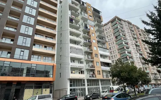 Квартиры в новом жилом доме с видом на город и на горы.